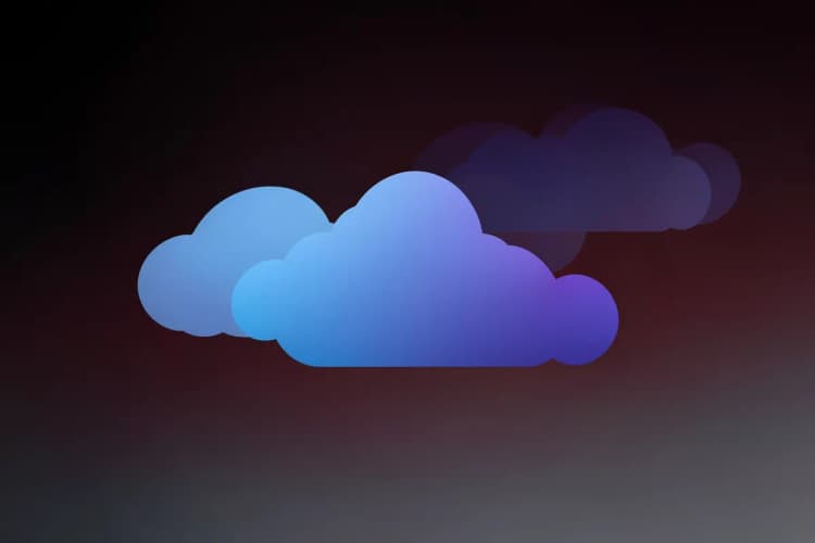 Uma representação visual de diferentes tipos de nuvens digitais interconectadas, simbolizando a variedade de sistemas de CRM, sobre fundo gradiente.